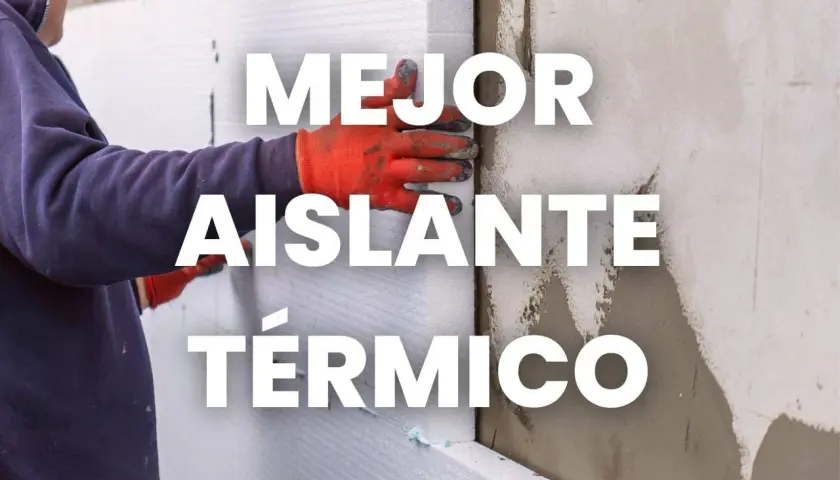 Man installing white foam panels, highlighting the mejor aislante térmico for energy efficiency.