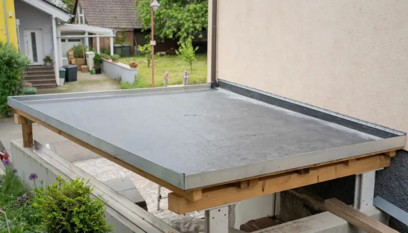 Neues Flachdach mit Folie abgedichtet. Die Unterkonstruktion aus Holz ist sichtbar.