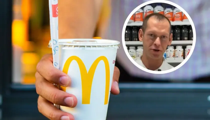 Dłoń trzyma kubek z logo McDonald's. W tle mężczyzna mówi o tym, ile ml ma duża cola z McDonald's.