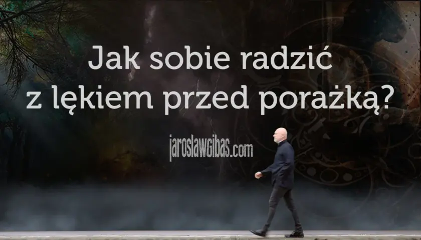 Mężczyzna idzie przez mgłę, pokonując lęk przed porażką. Napis: "Jak sobie radzić z lękiem przed porażką?".