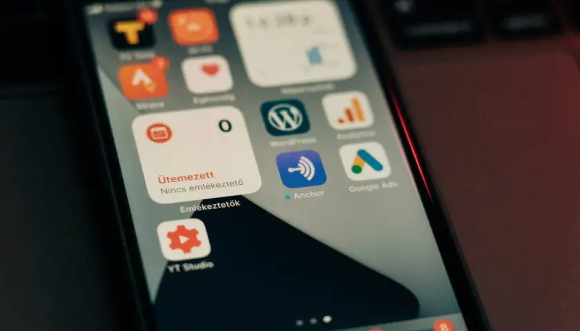 Widżety na ekranie telefonu: Strava, WordPress, Anchor, Google Ads, YT Studio.