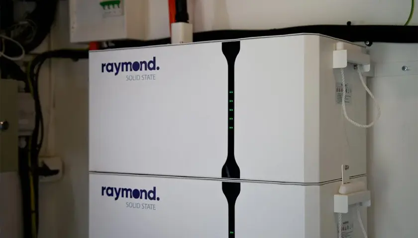 Två staplade Raymond Solid State-enheter för energilagring batteri, med gröna indikatorlampor längs en vertikal linje.