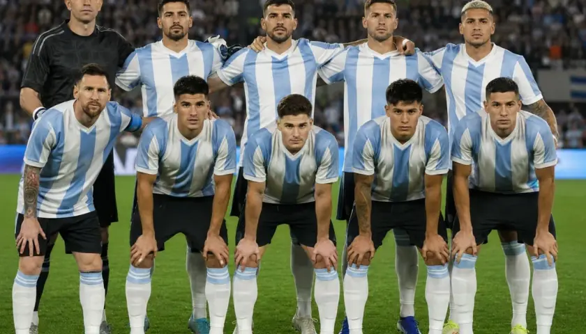 Drużyna narodowa Argentyny, znana z pasji do futbolu, prezentuje się w swoich charakterystycznych niebiesko-białych strojach.