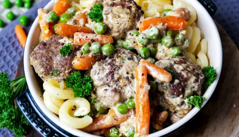 Herzhafter Wikingertopf mit zarten Klopsen, Erbsen, Möhrchen und Nudeln in cremiger Soße. Ein Festmahl!