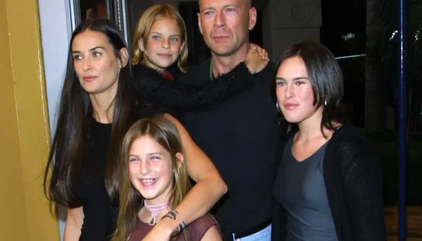 Bruce Willis z córkami i Demi Moore. Rodzina w komplecie, uśmiechnięte bruce willis dzieci.