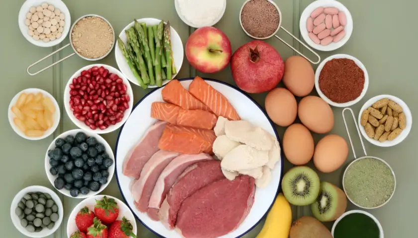 Różnorodne źródła białka i witamin: mięso, ryby, jaja, owoce, warzywa i suplementy. Przykłady aminokwasów egzogennych znajdziesz w tych produktach.