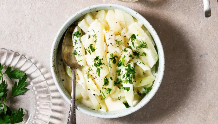 Kohlrabi-Gemüse in cremiger Soße, garniert mit frischen Kräutern. Eine köstliche low carb Option.