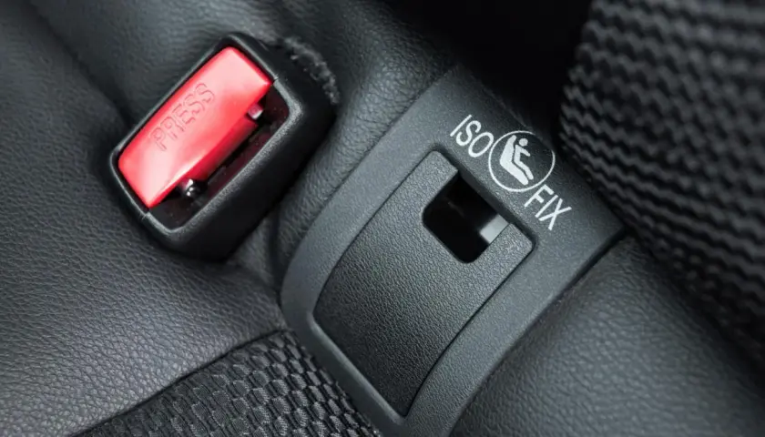 När du ska installera isofix, se till att bilbarnstolen sitter säkert. Här syns fästet på bilbarnstolen.