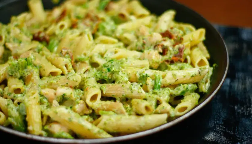 Makaron penne z kurczakiem i brokułem: Pyszny i zdrowy przepis