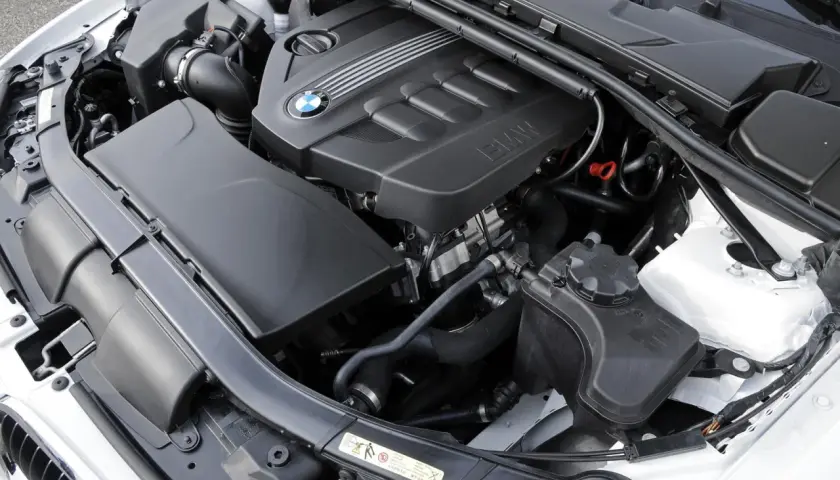 Silnik BMW 2.0 diesel 190 KM. Choć mocny, jego awaryjność bywa problemem.