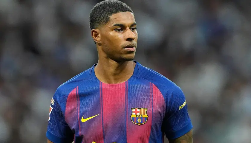 Piłkarz Marcus Rashford w koszulce FC Barcelony.