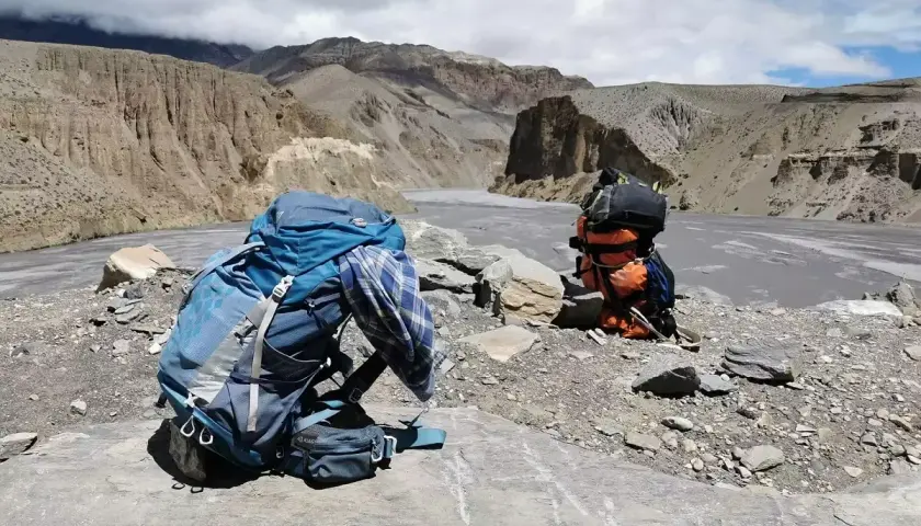 Dwa plecaki czekają na dalszą drogę. To początek przygody: trekking w Himalajach na własną rękę.