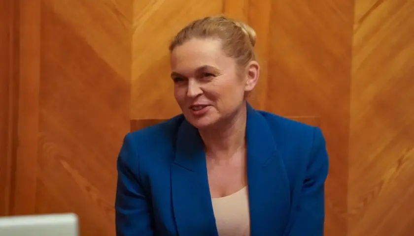 Barbara Nowacka w niebieskiej marynarce, rozmawiająca z Maciejem Rembarzem, partnerem Barbary Nowackiej.