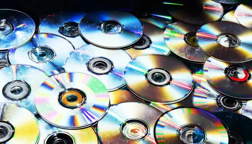 Stare płyty CD, które już nie są potrzebne, mogą trafić do PSZOK lub punktów zbiórki elektrośmieci. Nie wyrzucaj ich do zwykłego kosza!