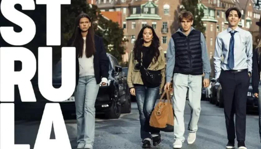 Ungdomar går på gatan, en av dem bär en brun väska. Texten "STRULA" syns stort. SVT-serien som handlar om deras liv.