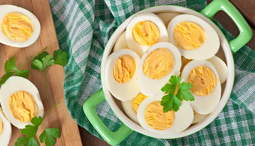Połówki jajek na twardo, idealne na śniadanie. Niskie jajka kcal, zdrowe i sycące.