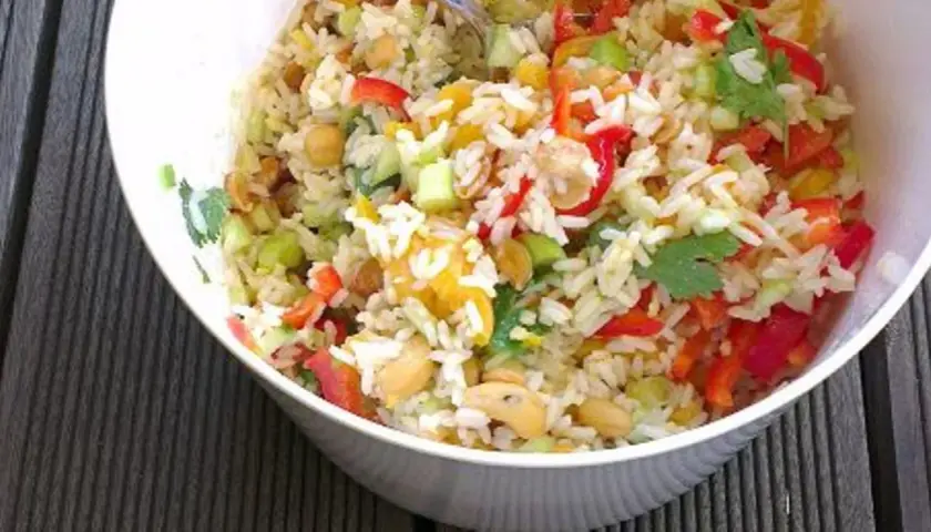 Bunter Reissalat mit Paprika, Erbsen und Cashewkernen. Ein köstliches Reissalat Rezept für den Sommer.