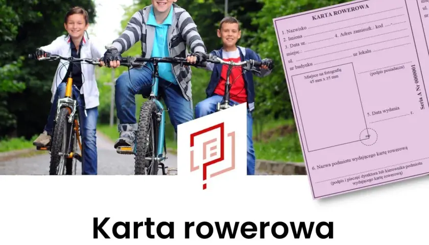Trzech uśmiechniętych chłopców na rowerach, obok różowa karta rowerowa przepisy.