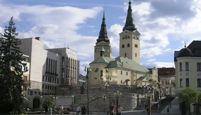 Rynek w Żylinie z kościołem i teatrem. Spacer po mieście odkrywa wiele żylina atrakcje.
