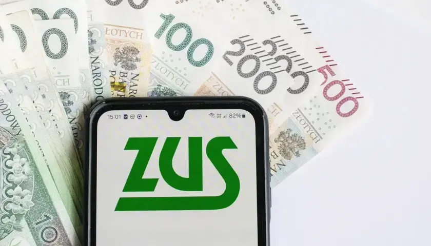 ZUS na ekranie telefonu, otoczony polskimi banknotami. Oczekujesz zwrotu nadpłaty?