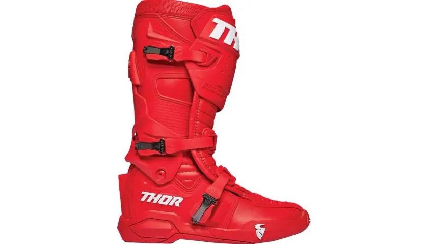 Czerwone buty motocyklowe Thor z białym logo. Solidne, z klamrami i wzmocnieniami, gotowe na wyzwania.