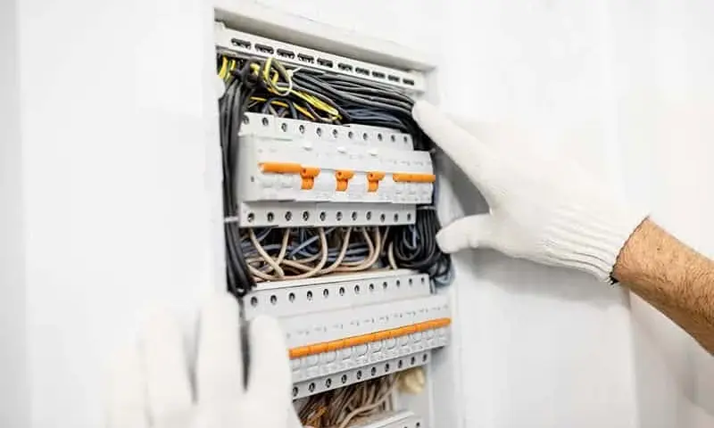 Ile kosztuje skrzynka elektryczna na zewnątrz? Ceny i porady zakupowe