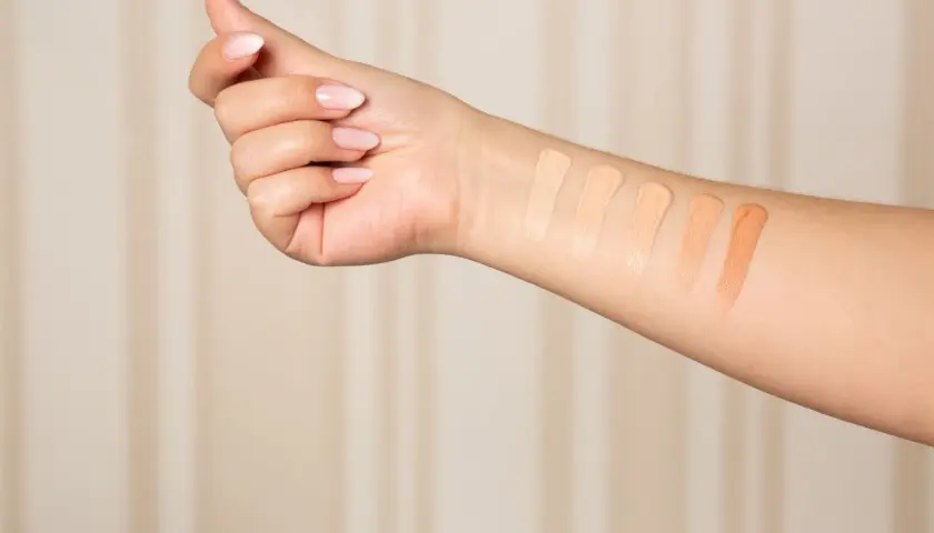 Swatch di fondotinta su un braccio per trovare la corrispondenza colori perfetta.