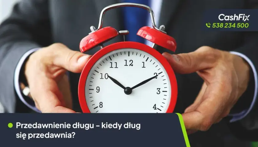 Dłoń trzyma czerwony budzik. Tekst: "Przedawnienie długu – kiedy dług się przedawnia?". Dotyczy to również czynszu najmu.