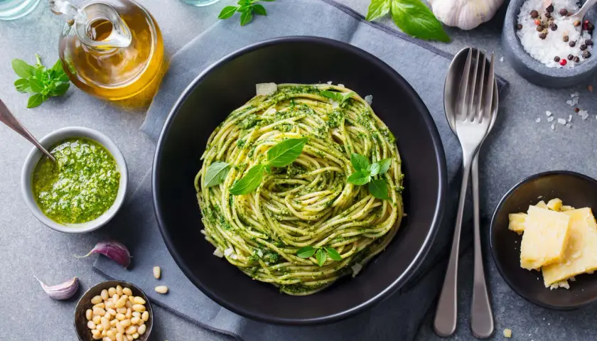Pyszny obiad na niedzielę: spaghetti z pesto, świeżą bazylią, orzeszkami pinii i parmezanem. Idealny smak lata.