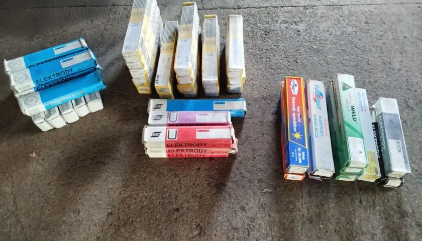 Różne rodzaje elektrod spawalniczych, w tym elektrody EB 150 zastosowanie, gotowe do pracy.