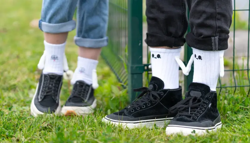 Jakie skarpetki do czarnych butów? Uniknij wpadki, bądź stylowy!