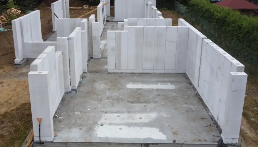 Beton, ceramika, silikaty: Jaki materiał na dom wybrać w 2026?