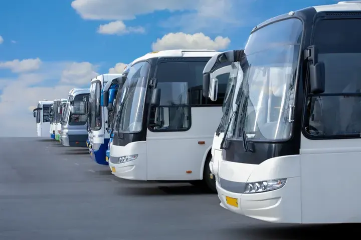 Duży autokar: Ile miejsc? Ekspert radzi, jak wybrać!