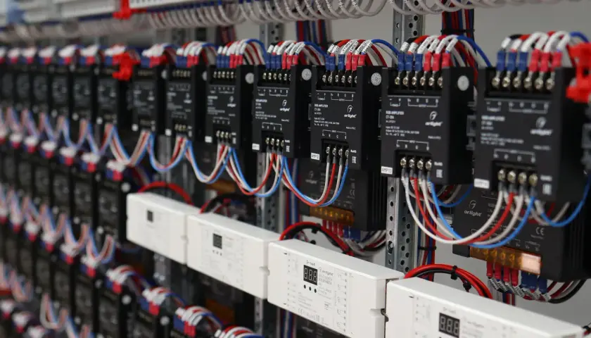 Panel sterowania oświetleniem DALI z wieloma modułami i przewodami.
