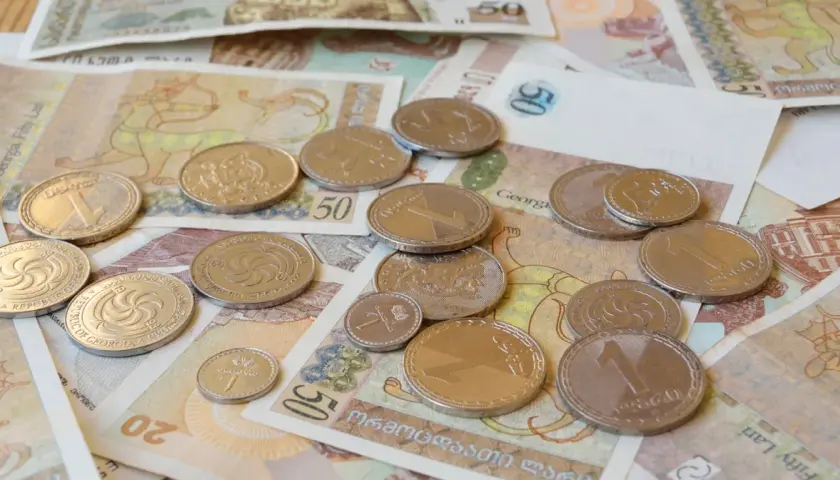 Gruzińskie monety i banknoty, w tym 1 lari, pokazują, jaka jest waluta w Gruzji.