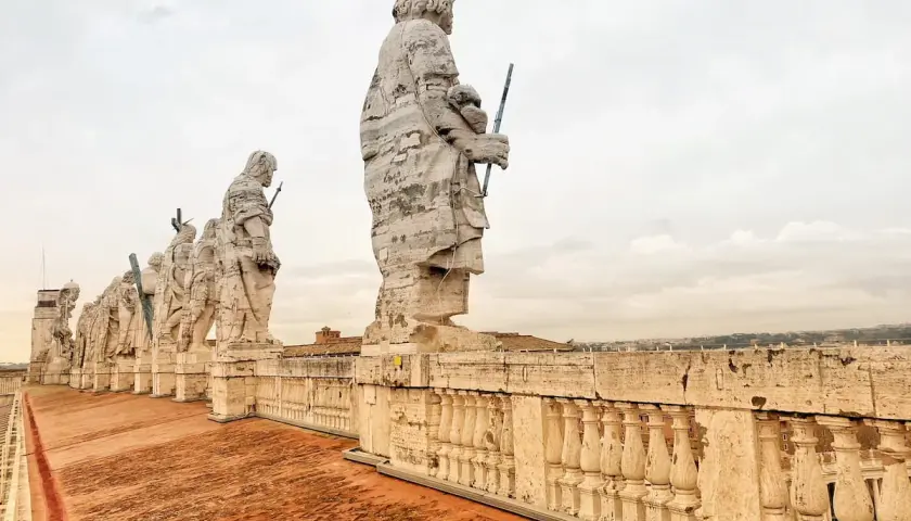 Statue di apostoli sul tetto di San Pietro, un'emozionante passeggiata da Termini a San Pietro a piedi.