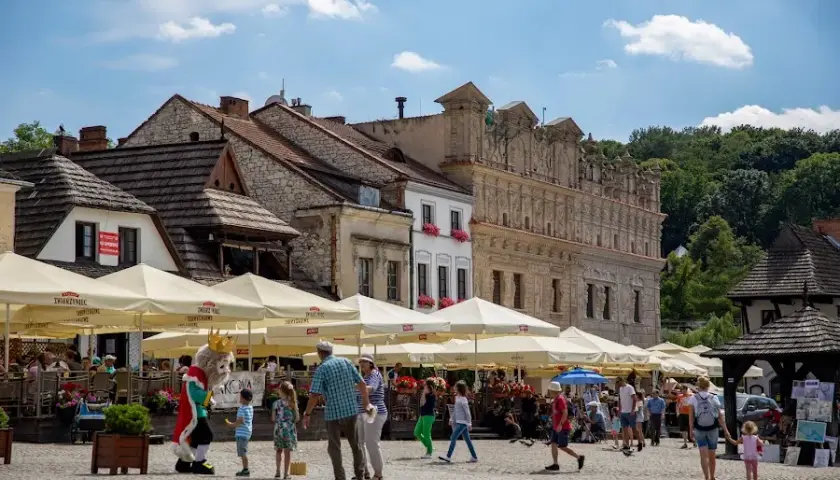 Gdzie dokładnie leży Kazimierz Dolny? Poznaj jego położenie i atrakcje