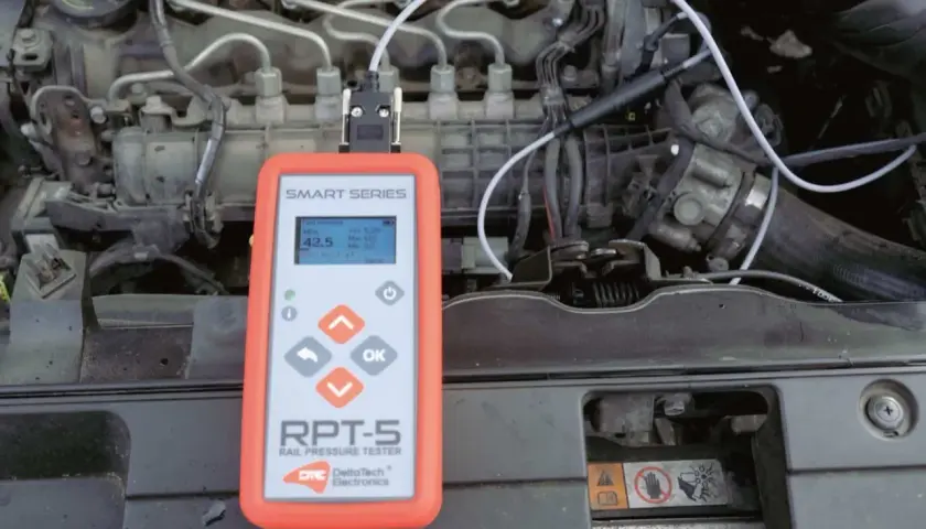 Tester RPT-5 mierzy prawidłowe ciśnienie na listwie wtryskowej common rail. Odczyt 42.5 MPa.
