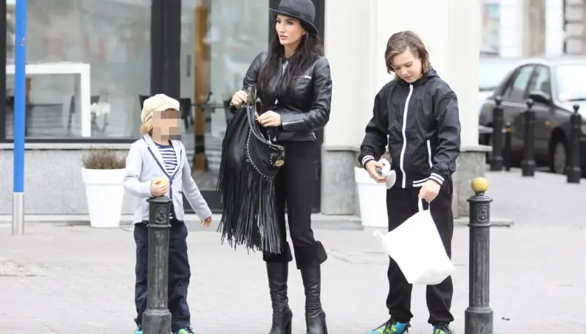 Justyna Steczkowska z synami na spacerze. Dzieci Justyny Steczkowskiej w stylowych stylizacjach.