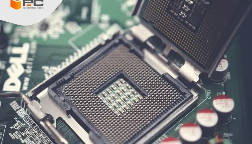 Placa base Dell con zócalo de CPU vacío y un procesador listo para instalar. ¿Qué procesador es mejor para tu equipo?