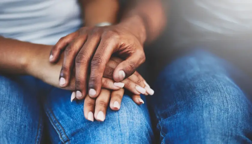 Mani intrecciate, un gesto che può nascondere la mancanza di fiducia nel partner, psicologia complessa.