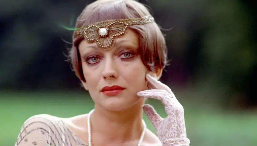 Ewa Szykulska w filmach, w stylizacji z lat 20. z opaską na głowie i koronkową rękawiczką.