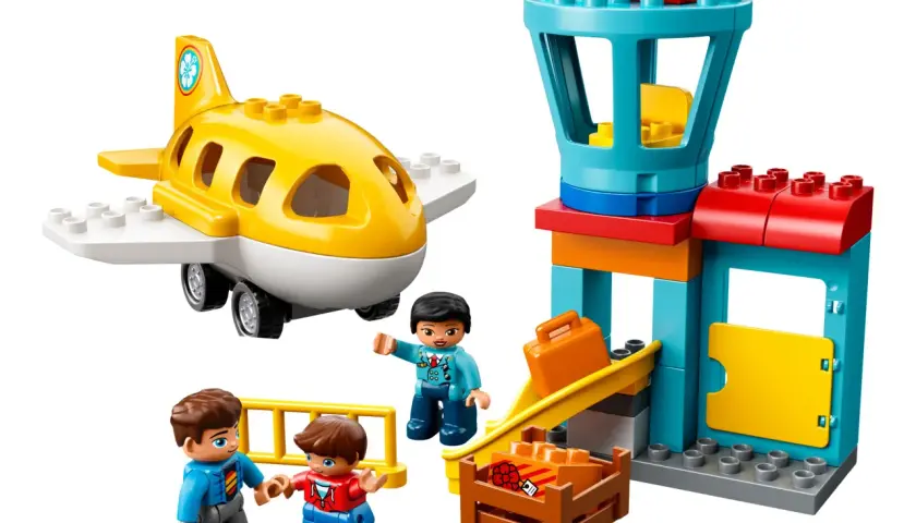 Lego Duplo Flughafen: Ein gelbes Flugzeug, ein Kontrollturm und Figuren warten auf den Start. Die Anleitung zeigt, wie man den Flughafen baut.