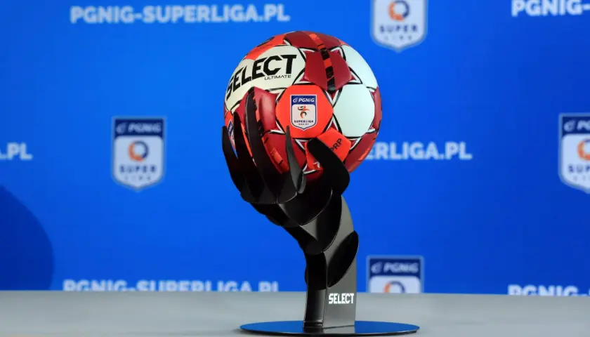 Piłka do piłki ręcznej na czarnym stojaku, logo PGNiG Superliga Kobiet. Tabela ligi duńskiej.