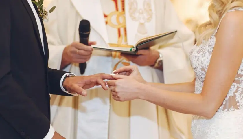 O której ślub w kościele? Sprawdź najlepsze godziny na ceremonię