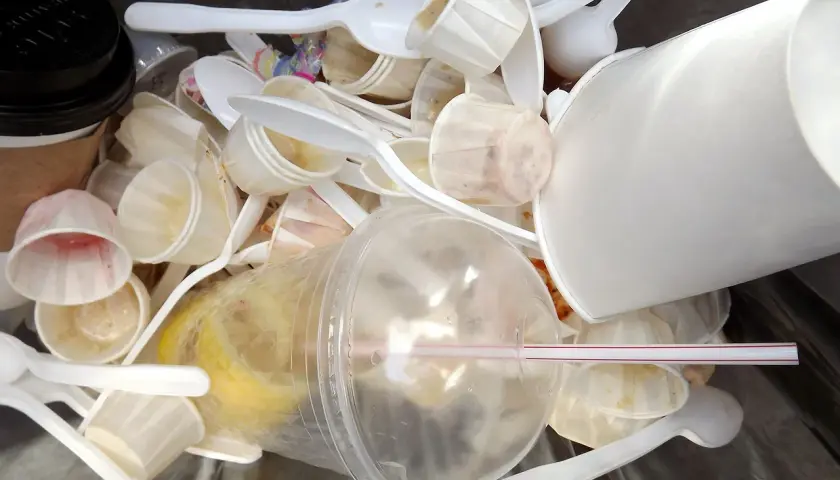 Ciche Zanieczyszczenie: Jak Mikroplastik Zatruwa Naszą Planetę i Co Możemy Zrobić?