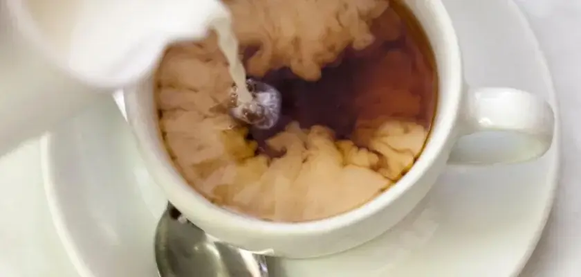 Czy kawa z mlekiem jest zdrowa: Fakty i zalecenia ekspertów od kawy