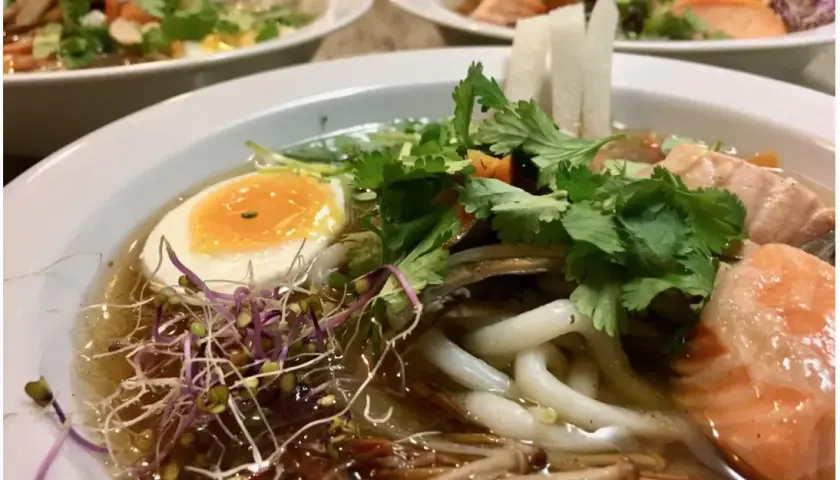 Jaką zupę z rosołu? 12 pomysłów: Klasyka, kremy i ramen!