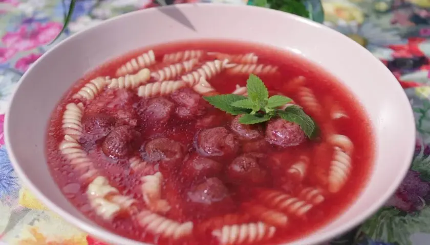 Letnia zupa truskawkowa z makaronem i miętą. Słodkie truskawki w różowym bulionie, idealne na upalne dni.