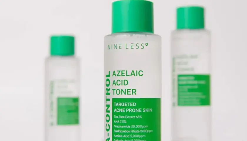 Tre flaskor med ansiktsvatten, varav en i fokus med texten "Azelaic Acid Toner". Perfekt för aknebenägen hud.